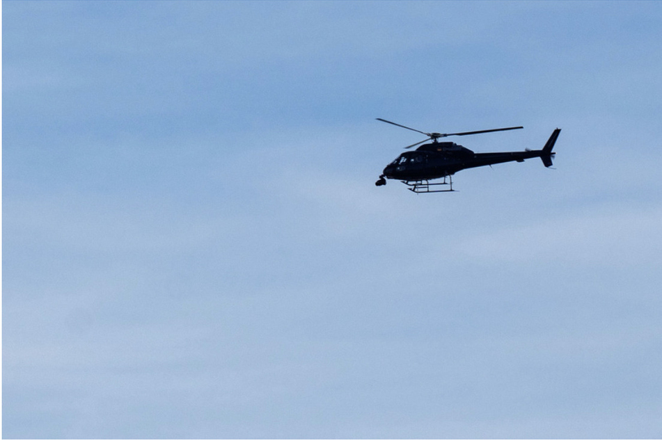 Mithilfe eines Hubschraubers konnten die Polizeibeamten die 70-Jährige rechtzeitig finden.