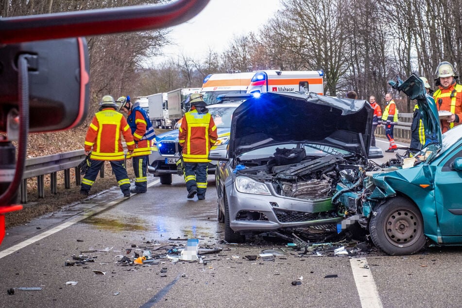 Frontalcrash bei Aalen: Drei teils schwer Verletzte und Vollsperrung