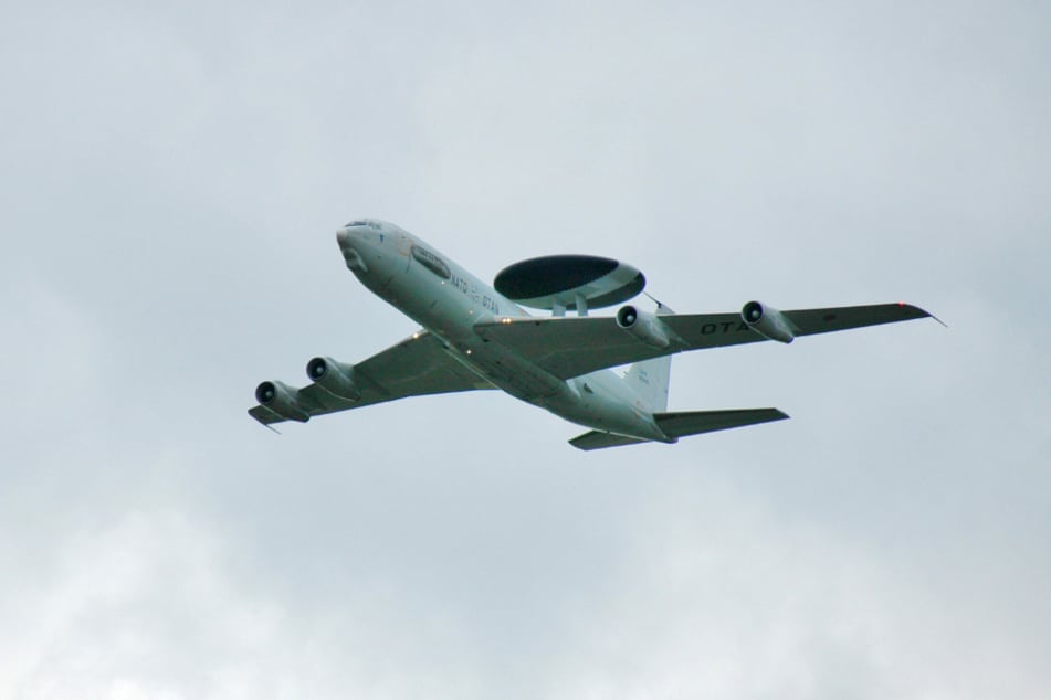 Ein NATO AWACS Aufklärungsflugzeug.