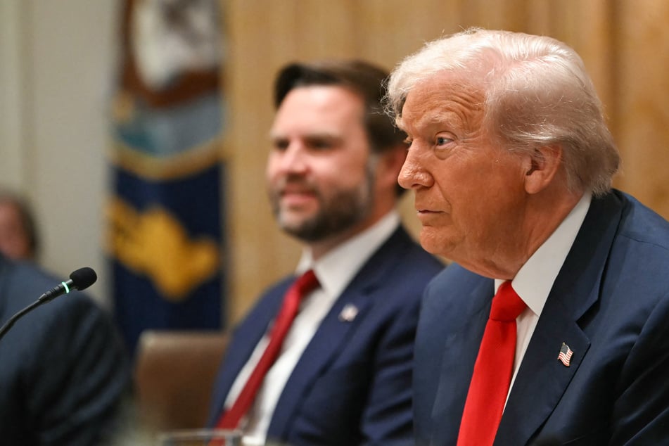 President Donald Trump (r.) has complained about Vice President JD Vance's questioning by ABC News' George Stephanopoulos in an interview.