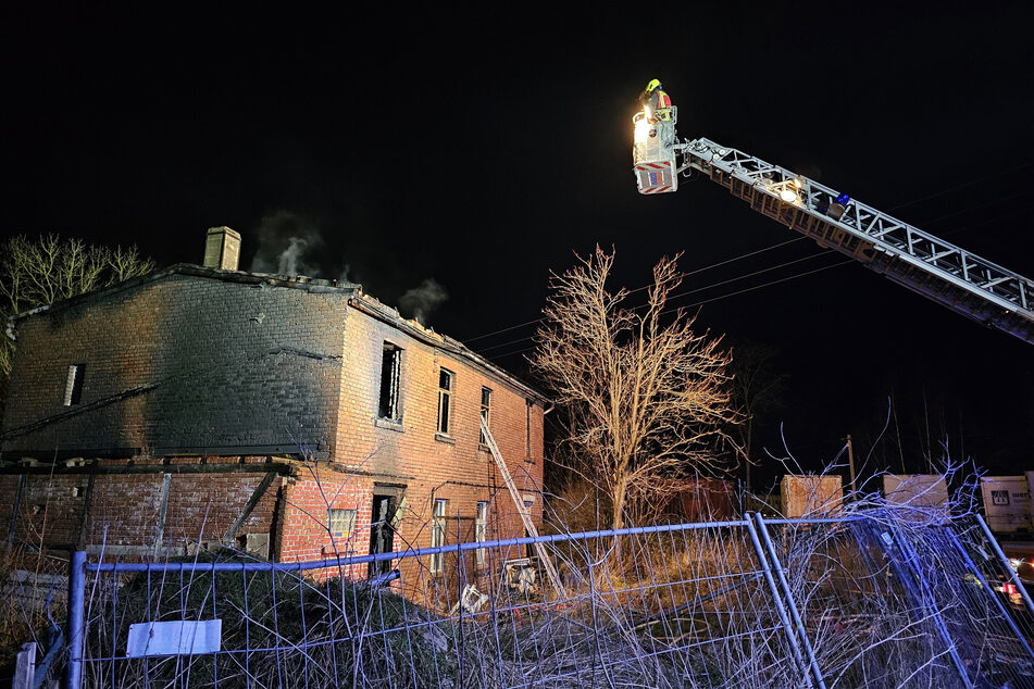 In einem leerstehenden Haus am Eichberg in Werdau brach ein Feuer aus.
