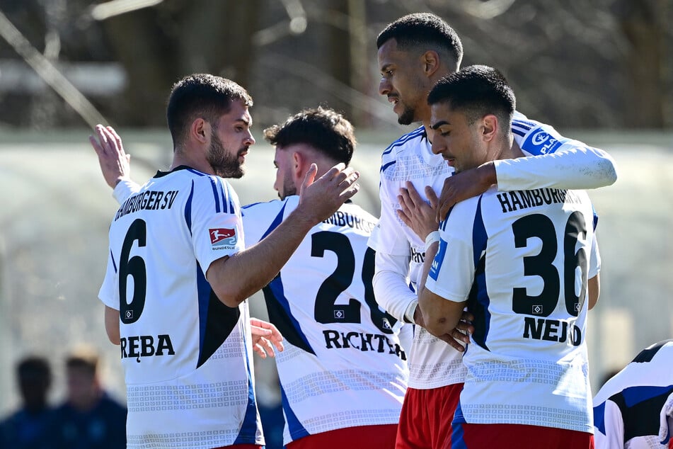 HSV-Stürmer Robert Glatzel (2.v.r.) hat im Testspiel gegen Lübeck sein Startelf-Comeback gefeiert und dieses direkt mit einem Tor gekrönt.