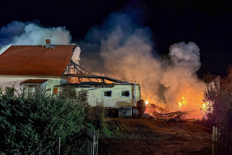 Ein Haus und weitere Nebengebäude standen am Abend in Flammen.