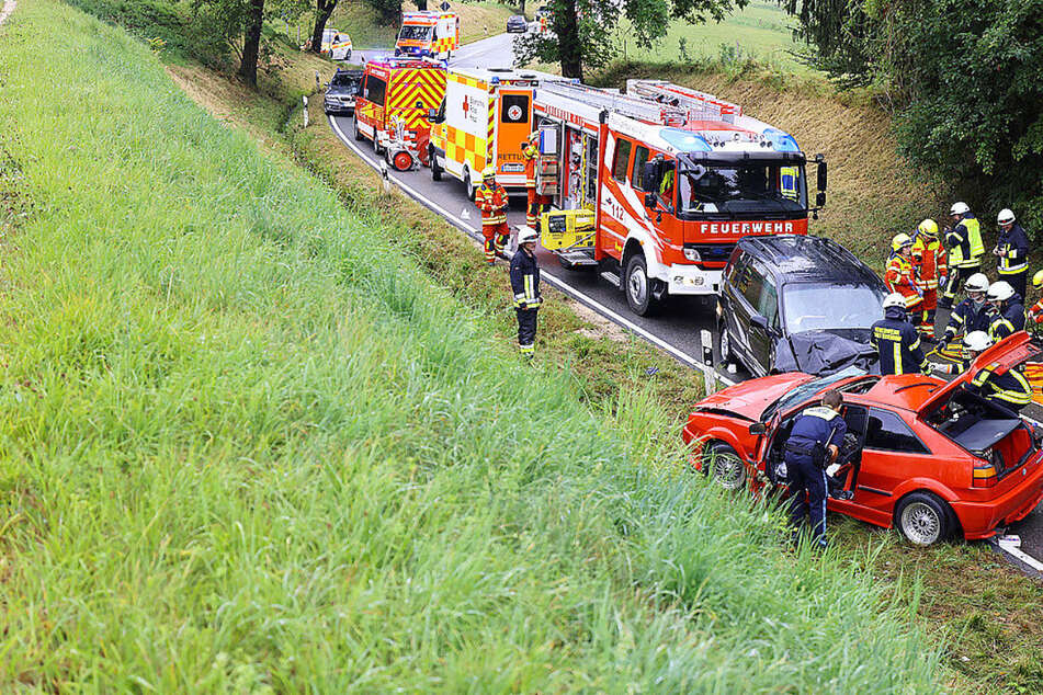 VW kommt auf Gegenfahrbahn: Acht Verletzte bei Frontal-Crash, 13-Jährige in Wrack eingeklemmt!