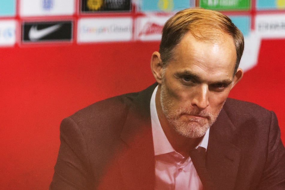 Thomas Tuchel (51) tritt seinen Posten als England-Coach erst in rund anderthalb Monaten an, was auf der Insel nicht gut ankommt.