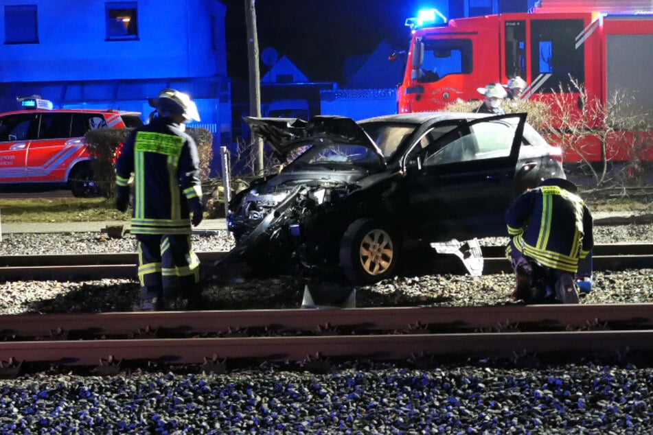 Auto kracht bei Darmstadt gegen Baum und blockiert Straßenbahn-Gleise
