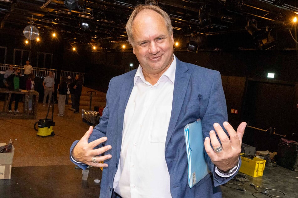 Spielt Luftgitarre: OB Dirk Hilbert (54, FDP) auf der großen Bühne im Konzertsaal.