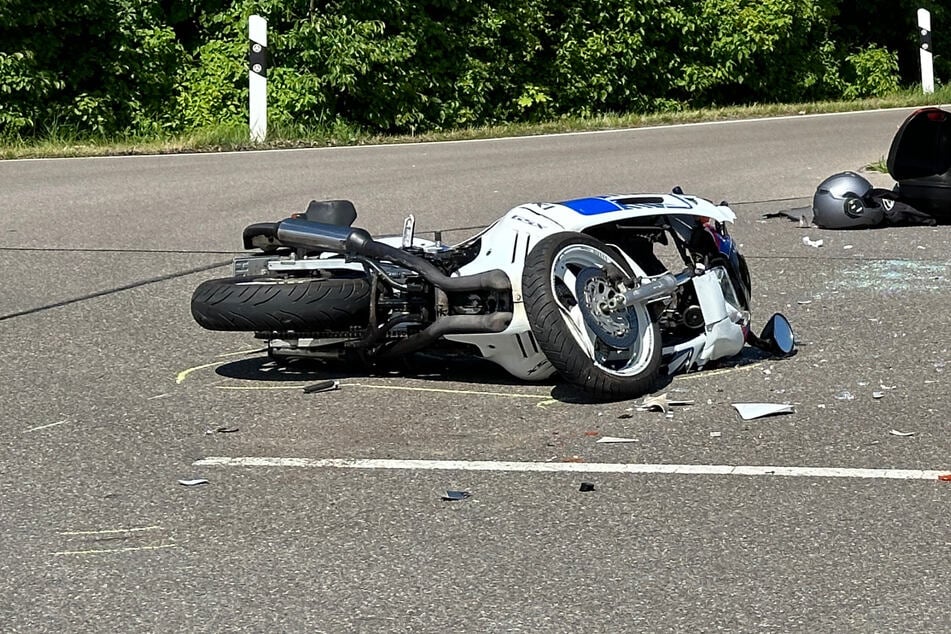 SUV-Fahrer übersieht Biker: Motorradfahrer schwebt nach Unfall in Lebensgefahr!