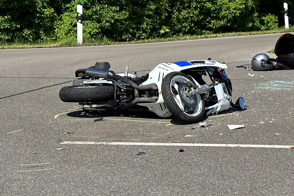 Das Motorrad des 65-Jährigen wurde bei dem Unfall schwer beschädigt. Der Fahrer selbst schwebt in Lebensgefahr.