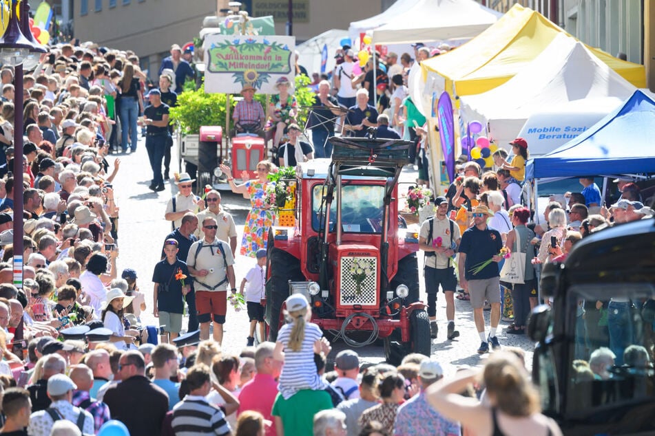 Zum 30. Mal knatterten am Sonntag wieder Festwagen über den Tag der Sachsen.