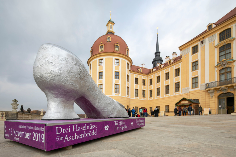 Der große Schuh lockt sie vielen Jahren Besucher in die beliebte Winterausstellung auf Schloss Moritzburg.