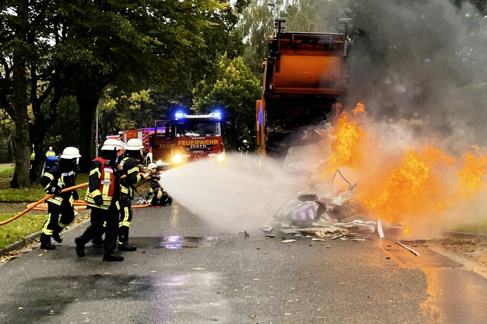 Sperrmüll fängt in Müllfahrzeug Feuer: Fahrer reagiert geistesgegenwärtig