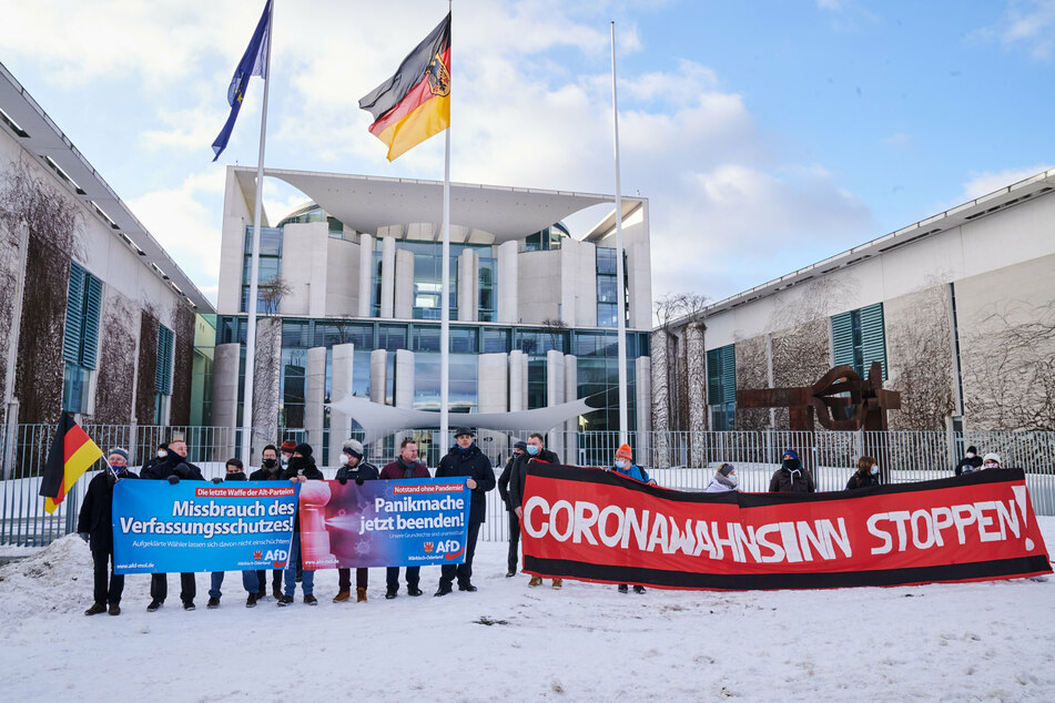 "Missbrauch des Verfassungsschutzes", "Panikmache jetzt beenden!" und "Coronawahnsinn stoppen" steht auf den Transparenten, die Demonstranten vor dem Kanzleramt halten.