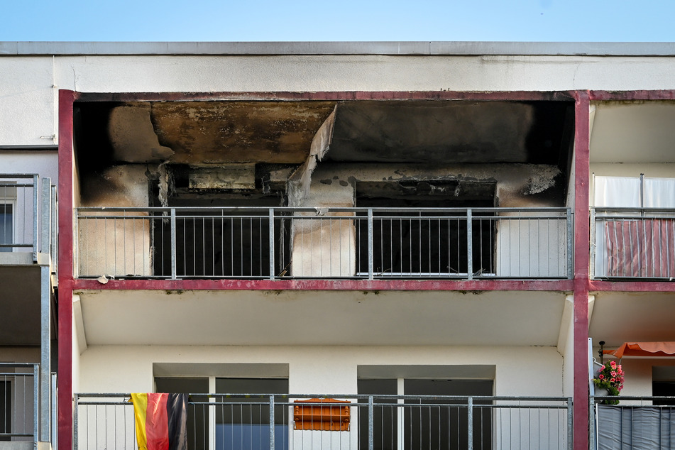 Eine Wohnung in einem Hochhaus in Halle-Neustadt hat gebrannt. Ein Mann wurde tot aufgefunden.