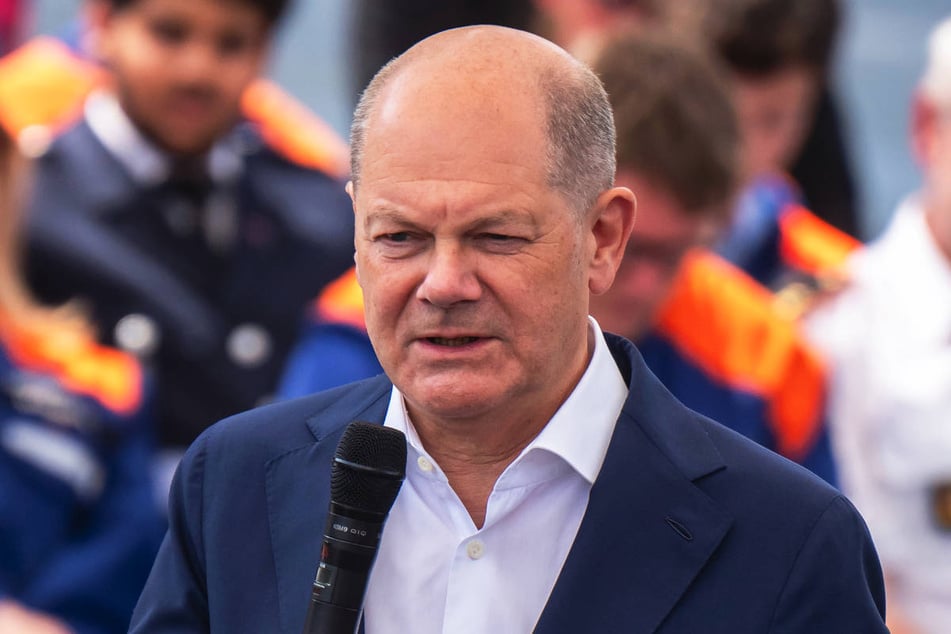 Bundeskanzler Olaf Scholz (65, SPD) ist bei einem Bürgerfest anlässlich der Feierlichkeiten zu "75 Jahre Grundgesetz" auf den Klima-Hungerstreik angesprochen worden.