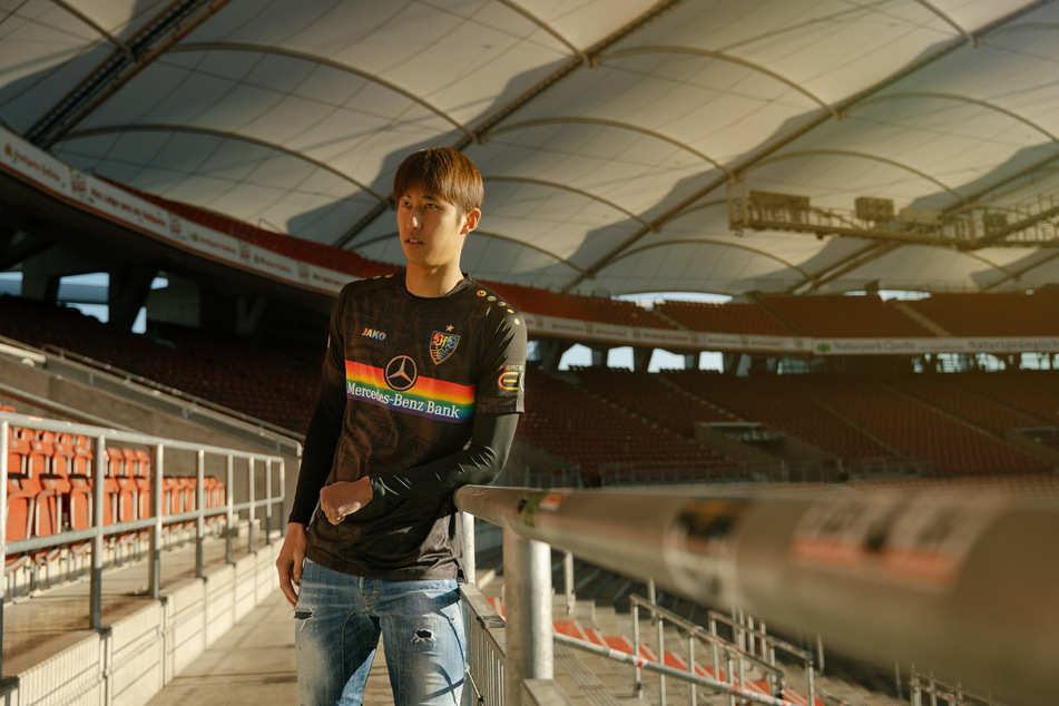 Hiroki Ito (23) präsentiert das VfB-Heimtrikot gegen Wolfsburg.