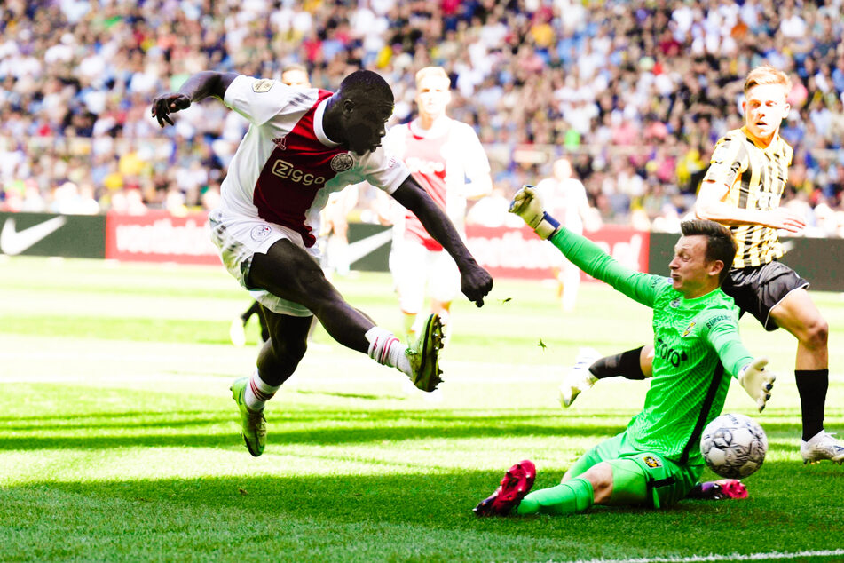 RB Leipzigs Leihgabe Brian Brobbey (l.) überwand Vitesse-Keeper Markus Schubert (2.v.r.) in dieser Szene zum 1:0 für Ajax Amsterdam.