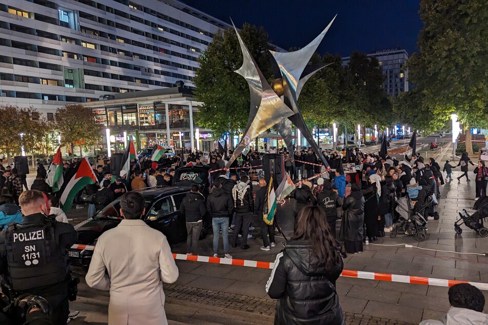 Auf der Prager Straße versammelten sich Pro-Palästinenser zu einer 90-minütigen Kundgebung.