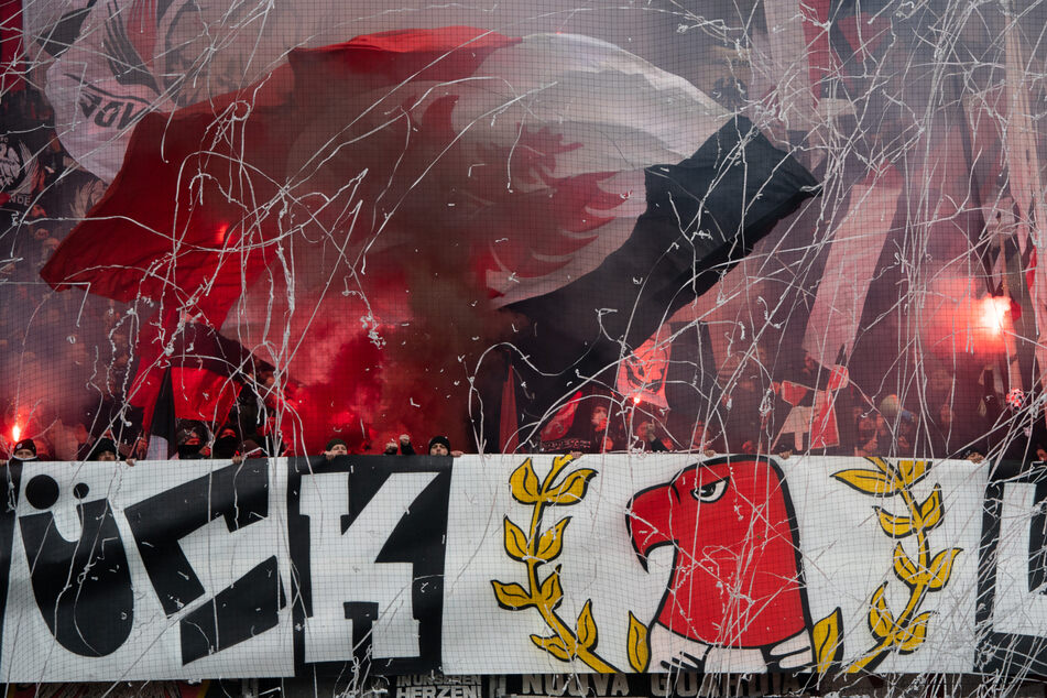 Bei Eintracht Frankfurt gibt es zurzeit heftigen Streit zwischen Ultras und den Behörden. Nun hat die Fan-Gruppierung massive Konsequenzen angekündigt.