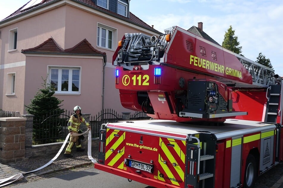 Brand auf Terrasse ruft Feuerwehr auf den Plan: 15-Jähriger in Klinik eingeliefert