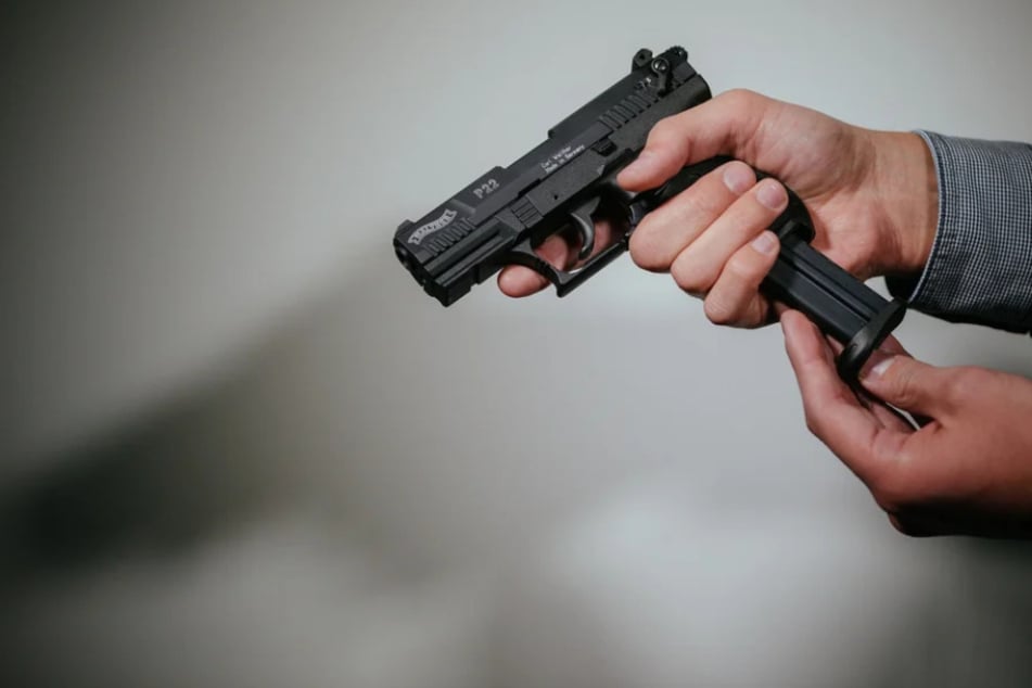 Die Schreckschusswaffe wurde von der Polizei sichergestellt. (Symbolbild)