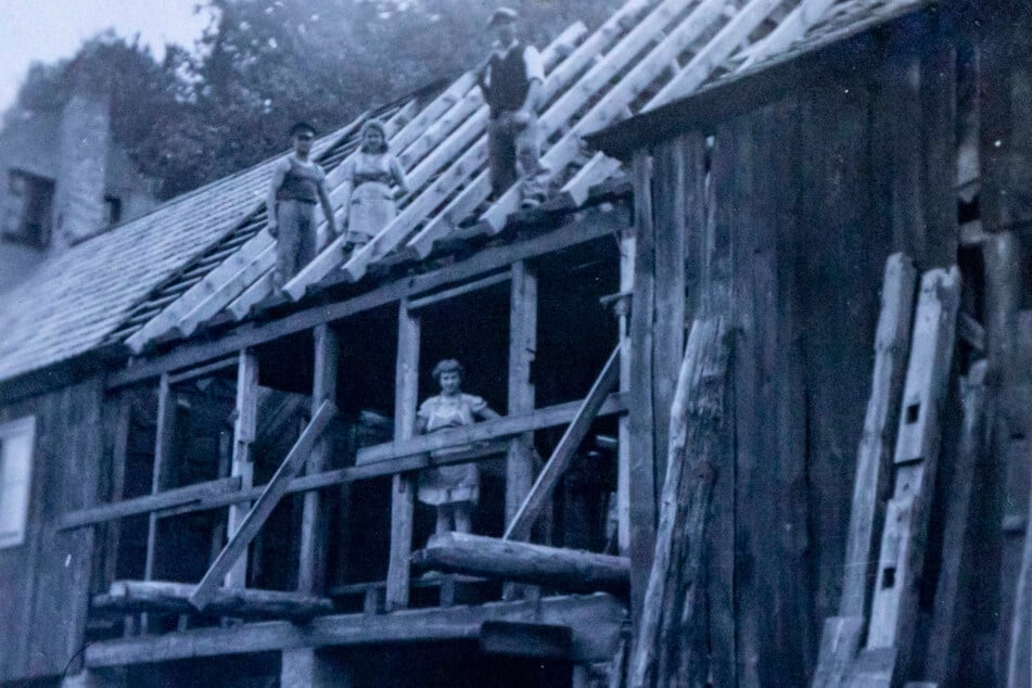 1956: Familie Appelt sanierte die ruinöse Mühle. Auch Helga (damals 17, oben auf dem Dach) half mit.