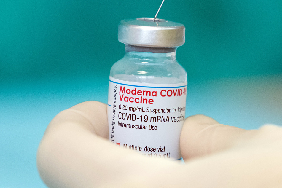 Eine Krankenschwester zieht den Impfstoff des Herstellers Moderna gegen das Coronavirus in einer gestellten Situation mit einer Spritze auf.