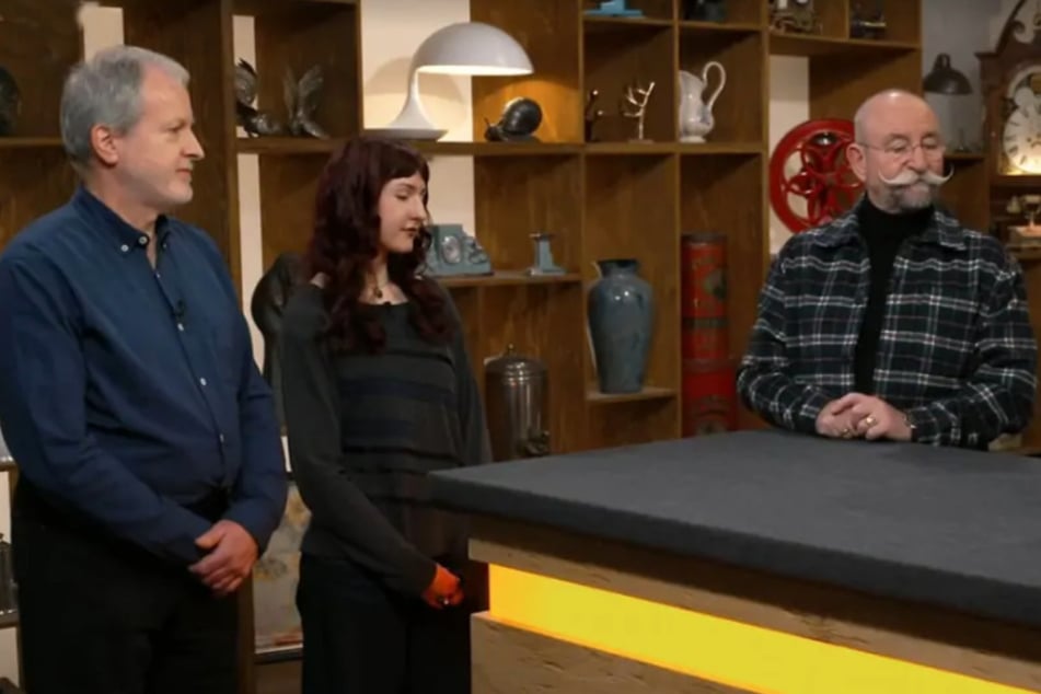 Verkäufer Ralf Dux (l.) hat seine Tochter Marlene als Verstärkung zu "Bares für Rares" mitgenommen.