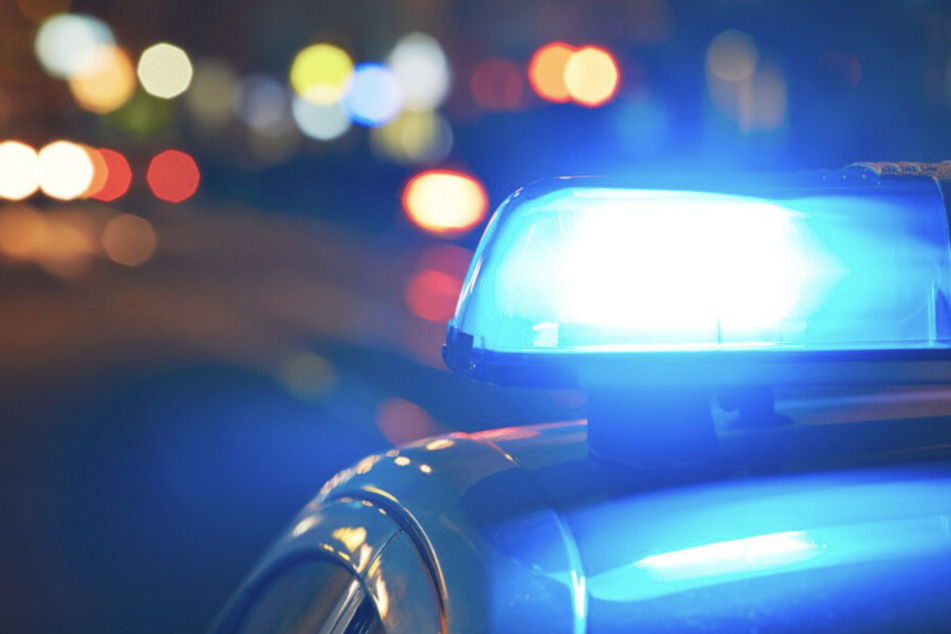 Überholmanöver geht schief: 25-Jähriger schwer verletzt zwischen zwei Bäumen eingeklemmt