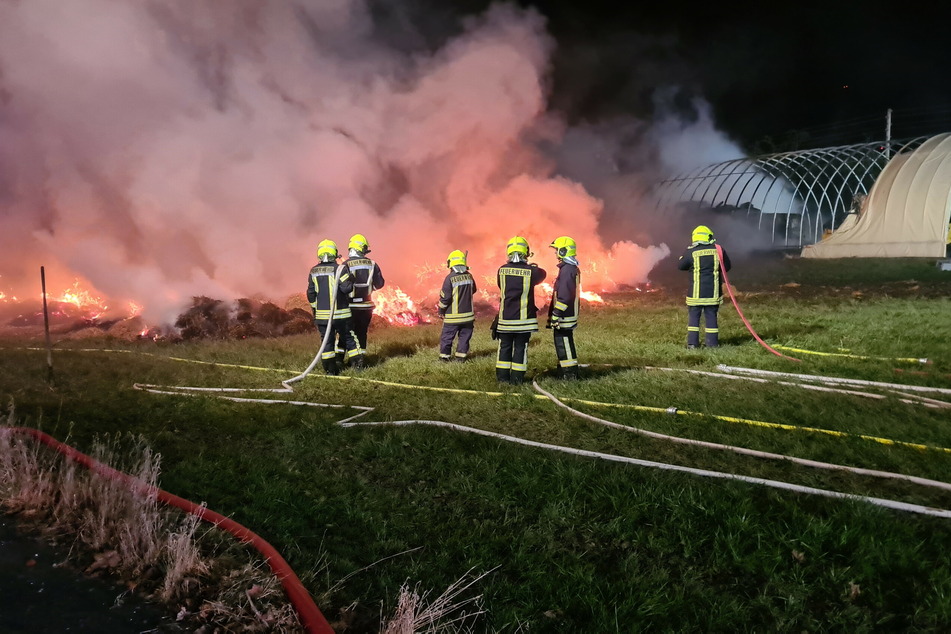 200.000 Euro Schaden nach Großbrand in Glauchau: Landwirtschaftshalle geht in Flammen auf