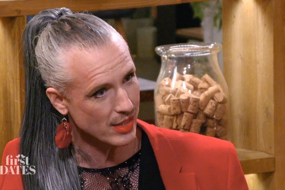 Janboris (48) ist sichtlich baff, als Jan offenbart, welche Verwandlung er vor sieben Jahren hingelegt hat.