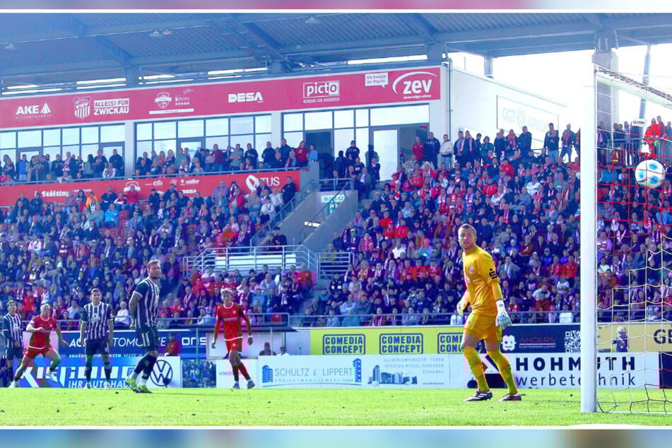 Geiles Tor! Theo Martens (22, 2.v.l.) schlenzt den Ball zum 2:1 in die Maschen.