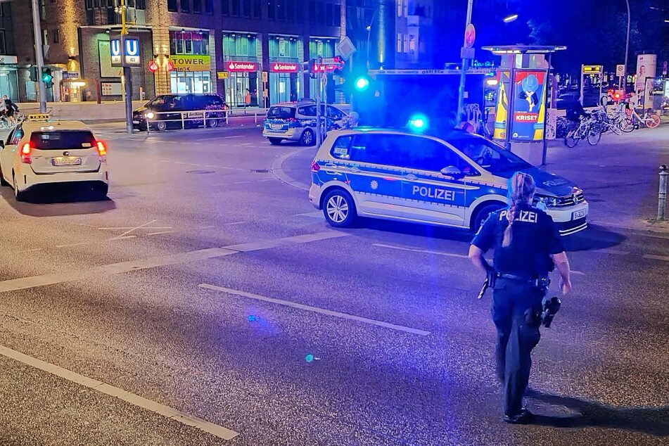 Ein Auto soll in Berlin-Gesundbrunnen ein Kind angefahren haben.