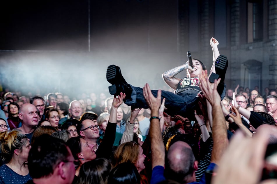 Vooorsicht, zerbrechlicher Transport! Veronika Kralacek ließ sich auf ein Stage-diving ein, als sie "Durch den Monsun" von Tokio Hotel performte. Sie bereute es nicht und kam wohlbehalten wieder auf die Bühne zurück.