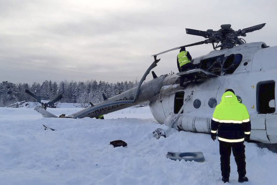 Bei der Bruchlandung eines Hubschraubers in Russland starb mindestens einer der 20 Insassen.