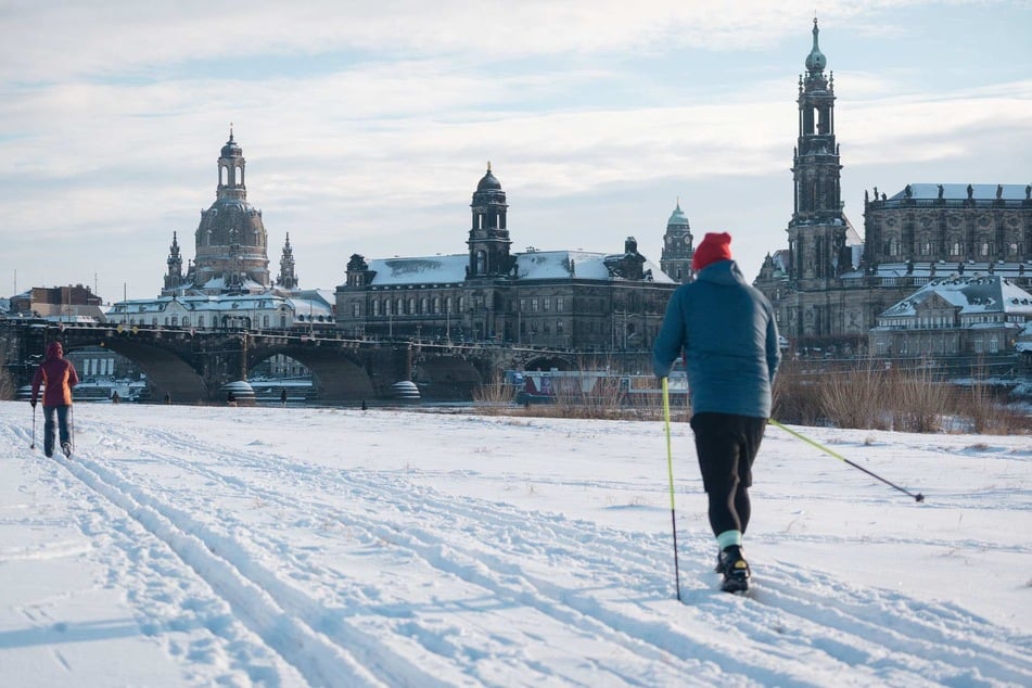Mit Blick auf die Altstadt ließen es sich einige Wintersport-Freunde nicht nehmen, die Langlaufski auszupacken.