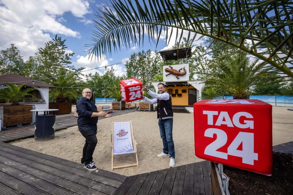 Der Zwickauer "Espitas"-Chef Ronny Wagner (l.) und René Ulbrich aus dem TAG24-Team am "Chill'y'Beach", der im August zum Open-Air-Kino wird.