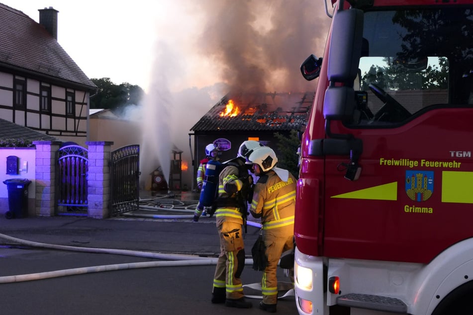 Ein ausgedehnter Schuppenbrand hat am Donnerstagabend im Grimmaer Ortsteil Großbothen einen größeren Feuerwehreinsatz ausgelöst.