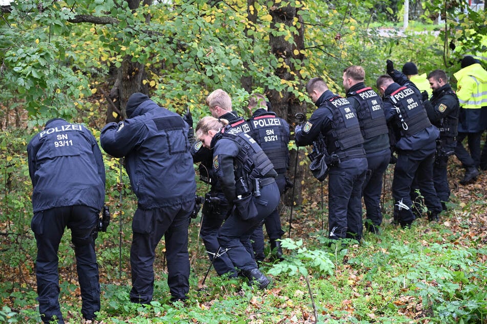 Mit Sondierstangen suchten Polizisten im Zittauer Weinaupark nach einem vergrabenen Mafia-Opfer.