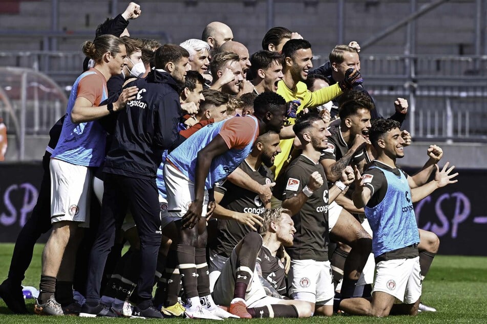 Die Mannschaft kam nach den zahlreichen Siegen in der Rückrunde immer für ein Siegerfoto zusammen.