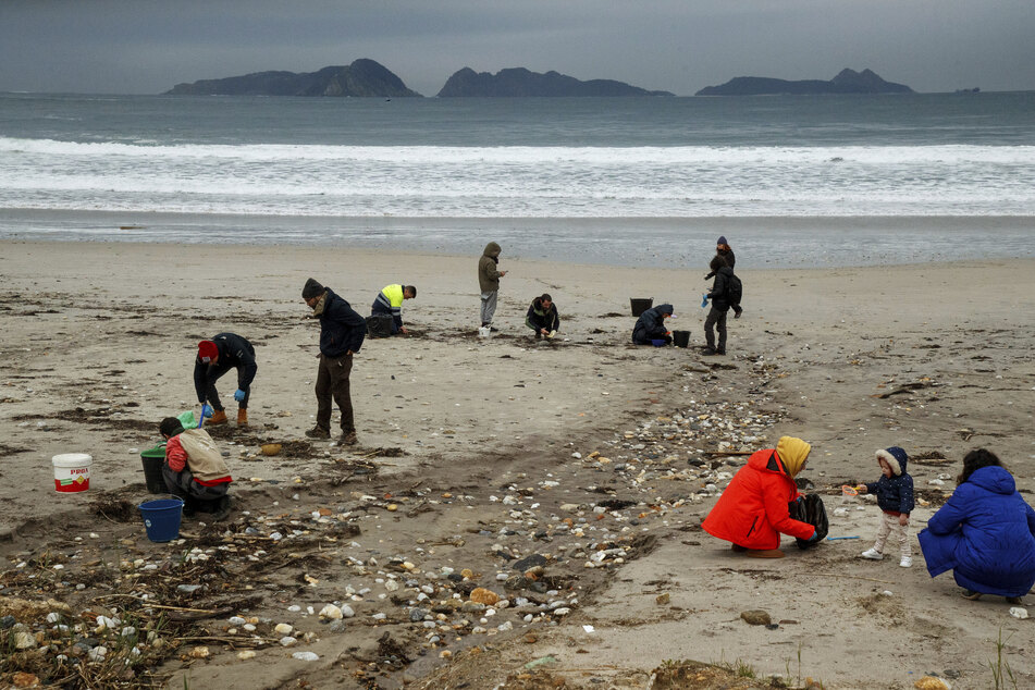 Bereits seit Tagen sammeln Helfer die Plastikkügelchen von den spanischen Stränden auf.