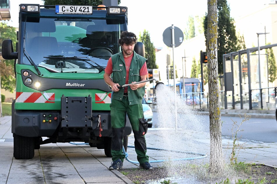 Sebastian Müller (38) vom Grünflächenamt bewässert die Jungbäume an der Reitbahnstraße.