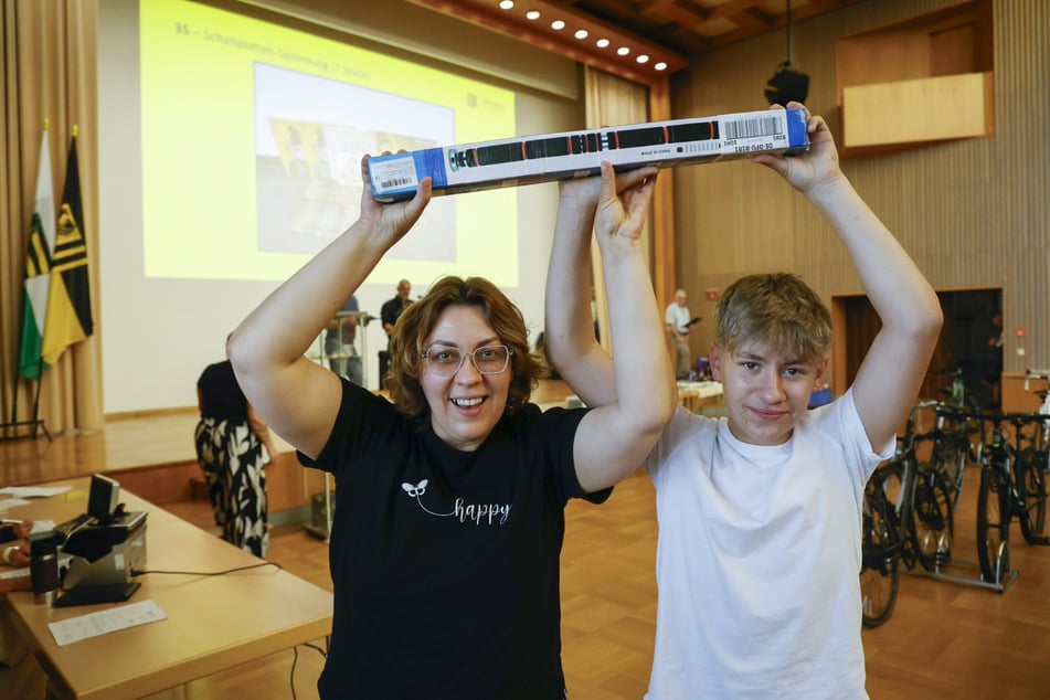 Svetlana (49) und ihr Sohn Daniel (14) Sobolev konnten bei ihrem Städtetrip nach Dresden nicht nur einen Blick ins Rathaus werfen, sondern haben auch noch eine Klimmzugstange abgestaubt.