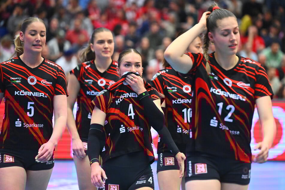 Trotz großem Kampf: bei Emma Grome (23, M.) &amp; Co. gab's nach der 2:3-Niederlage und dem geplatzten Finaltraum traurige Gesichter.