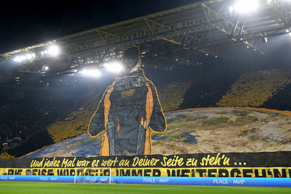 Die Dortmunder Fans beeindruckten schon vor Spielbeginn mit einer aufwendigen Choreografie.