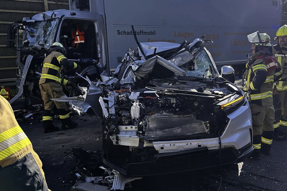 Unfall A57: Unfall auf A57: Lkw schiebt Honda auf Heck von Sattelschlepper - Fahrer schwer verletzt