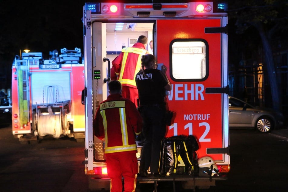 Nach einem Feuer in Berlin-Kreuzberg wurden zwei Verletzte ins Krankenhaus gebracht.