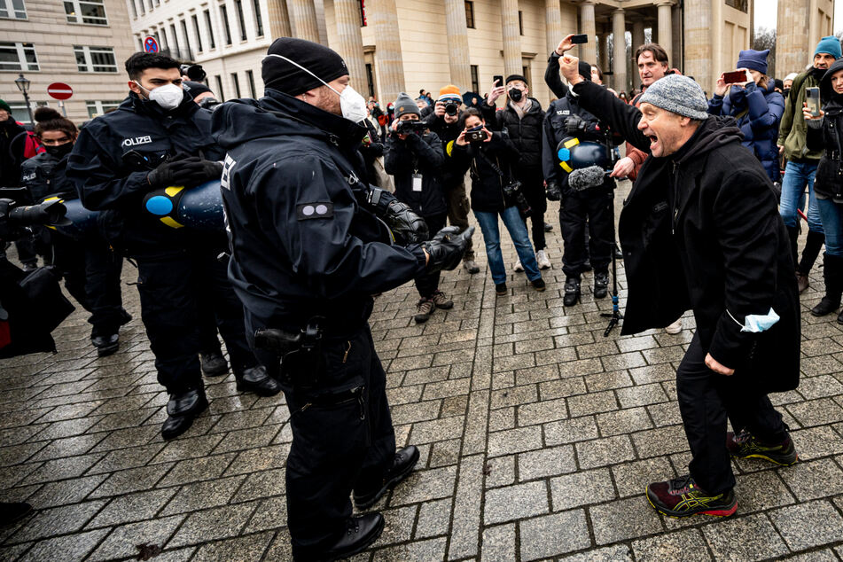 Berlin: Illegale Demo am Brandenburger Tor: Polizei trifft auf Gegner der Corona-Regeln