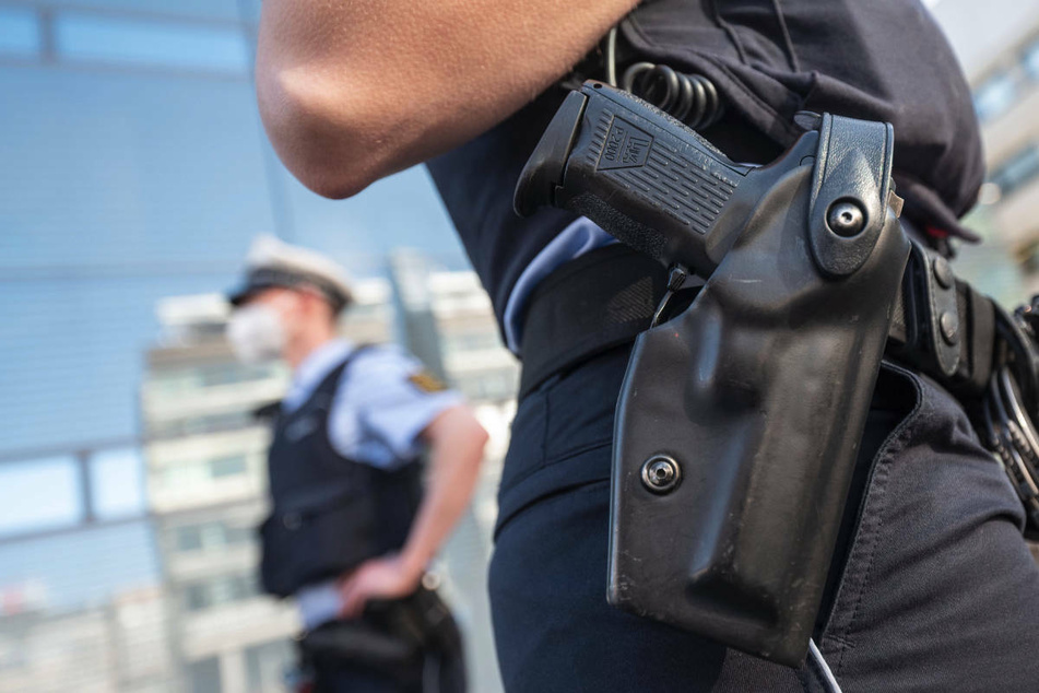Ein 45-jähriger Polizeibeamter musste in Greifswald zu seiner Dienstwaffe greifen. (Archivfoto)