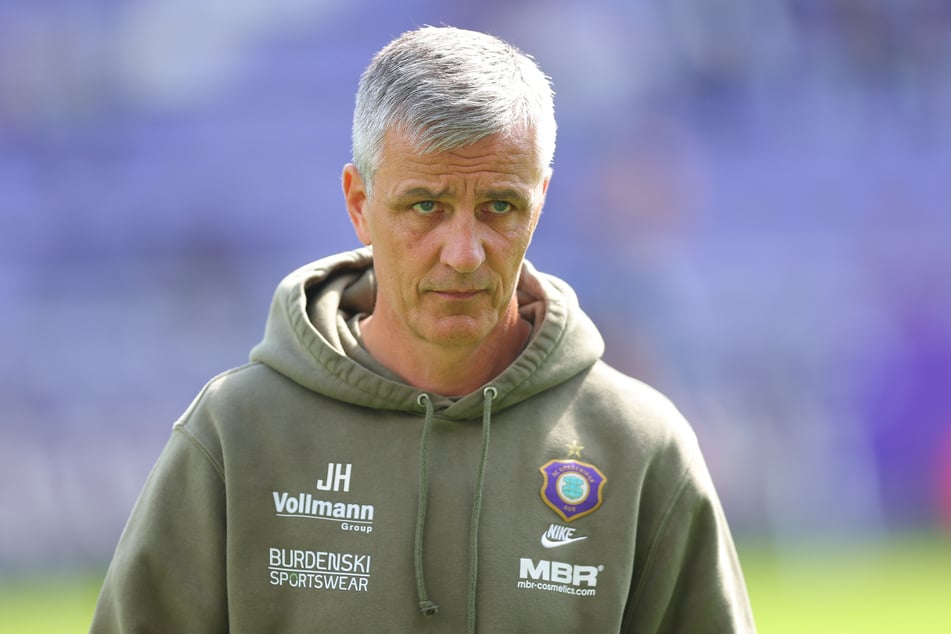 Bei dem Spielergebnis bleibt auch Aue-Trainer Jens Härtel (56) sprachlos.